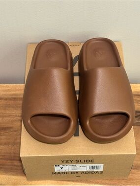 Adidas YZY Slide in Flax size 7 - fits women's 7-7.5